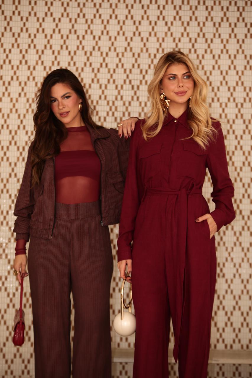 Retrato de Leticia e Maria com looks em tons de vinho e acessórios em destaque